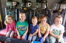 Dzieci zwiedzaja woz strazacki grupa X