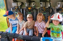 Dzieci zwiedzaja woz strazacki - grupa X