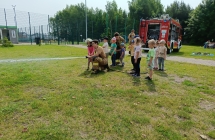 Dzieci podczas atrakcji przygotowanych przez strazakow - grupa X