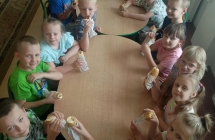 dzieci jedza hot-dogi