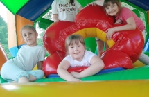 zabawy na dmuchanym zamku