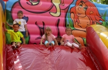 Pieciolatki na dmuchanej zjezdzalni.