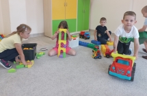 Pieciolatki z gr. VI podczas zabaw w sali maluszkow.