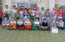 Dzieci z gr. VI z ulubionymi zabawkami.