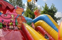 Dziewczynki z gr. VI podczas zjazdu z dmuchanej zjezdzalni.