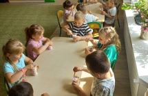 Dzieci z gr.VI jedza lody.