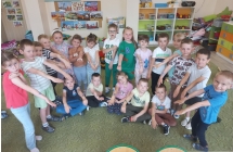 Dzieci z gr. VI prezentuja tatuaze.