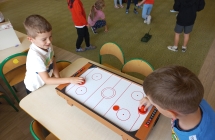 Chlopcy z gr. VI podczas gry w hokej stolowy.