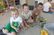 Chlopcy z gr. VI podczas zabaw konstrukcyjnych na dywanie.