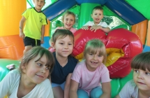 Dzieci z gr. VI na dmuchanym zamku.