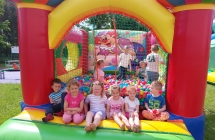 15. Dzieci przy basenie z kulkami.