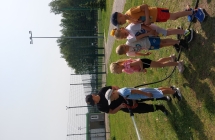 12. Dzieci leja woda z weza strazackiego.