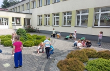 1. Dzieci rysuja kreda na dziedzincu przedszkolnym.