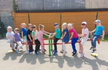 4. Zabawy dzieci na placu zabaw.