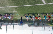 6. Dziewczynki i chlopcy przeciagaja line.