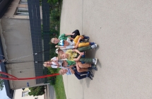 3. Przedszkolaki hustaja sie na karuzeli.