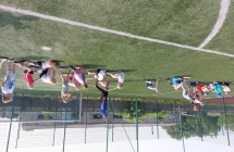 7. Dzieci poupadaly na trawe podczas przeciagania liny.