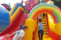 14. Zabawy dzieci na dmuchanym zamku.