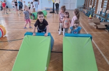 Zabawy ruchowe na sali gimnastycznej-