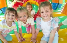 Dzieci bawia sie  na dmuchanym placu zabaw. Grupa IV