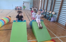 Zabawy ruchowe na sali gimnastycznej-przechodzenie przez tunel, zjezdzanie ze zjezdzalni, Grupa IV