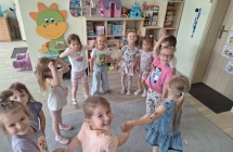 Dyskoteka w przedszkolu. Dzieci tancza w koleczku. Grupa IV