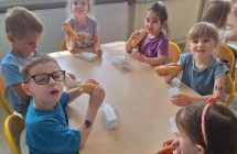 Dzieci jedza hot-dogi. Grupa IV