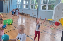 Zabawy ruchowe na sali gimnastycznej- rzut pilka do kosza.Grupa IV