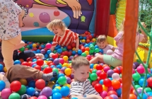 Dzieci bawia sie w dmuchanym  basenie z kulkami.Grupa IV