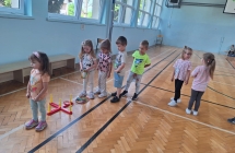 Zabawy ruchowe na sali gimnastycznej -rzut krazkiem do celu. Grupa IV