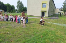 Dzieci leja wode z weza strazackiego. Grupa IV