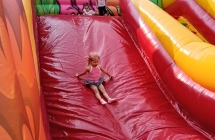 Dzieci zjezdzaja ze zjezdzalni