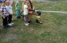 Dzieci leja woda z weza