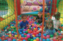 dzieci bawia sie w basenie z kulkami