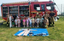 wspolna fotografia dzieci ze strazakmi