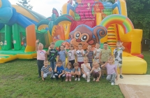 dzieci przed dmuchanym zamkiem