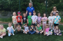 dzieci otrzymuja medale