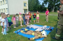 dzieci poznaja zawod strazaka