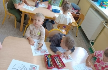 Dzieci wykonuja Serduszko Przyjazni