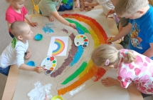 Dzieci podczas wykonywania wspolnej pracy -Tecza przyjazni