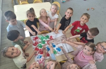 Zdjecie grupowe z  plakatem Drzewo przyjazni.