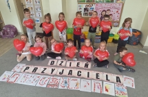 Zdjecie grupowe z balonami w ksztalcie serca