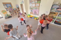 Taniecw parach z balonami