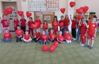 Zdjecie grupy VI z czerwonymi balonami w ksztalcie serca.