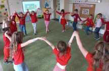 Dzieci z gr. VI podczas zabawy w kole.