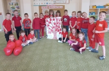 Dzieci z gr. VI  z wykonanym przez siebie drzewkiem przyjazni.