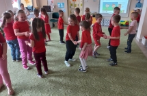 Dzieci z gr. VI podczas zabawy w parach.