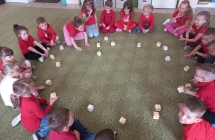 Dzieci z gr. VI z kostkami dla przyjaciela.