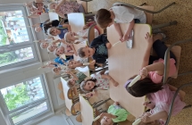 Dzieci z grupy Wiewioreczki jedza lody- slodka przekaska z okazji Dnia Dziecka.