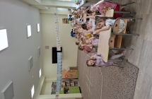 Dzieci z grupy trzeciej jedza lody.